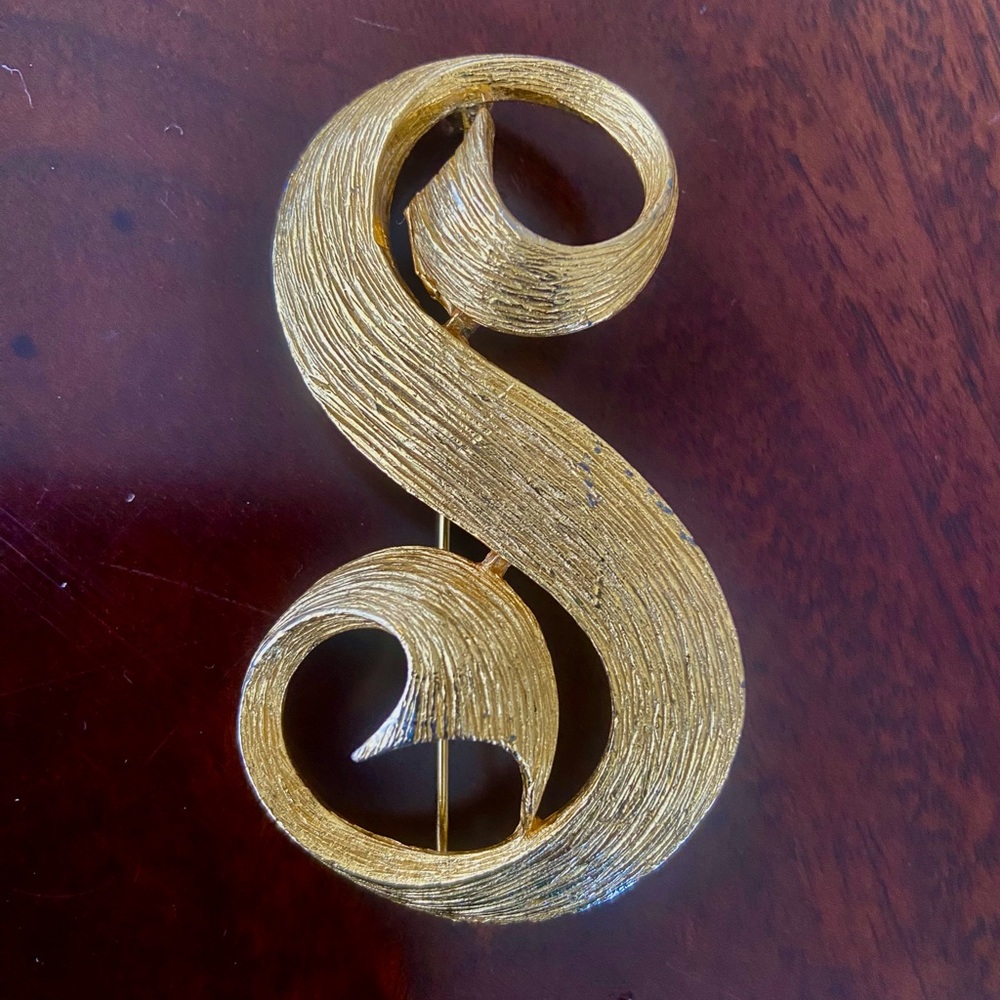 C BSK Vintage Swirl Letter “S” Textured Brushed Huge Gold Tone 3” Brooch Pin